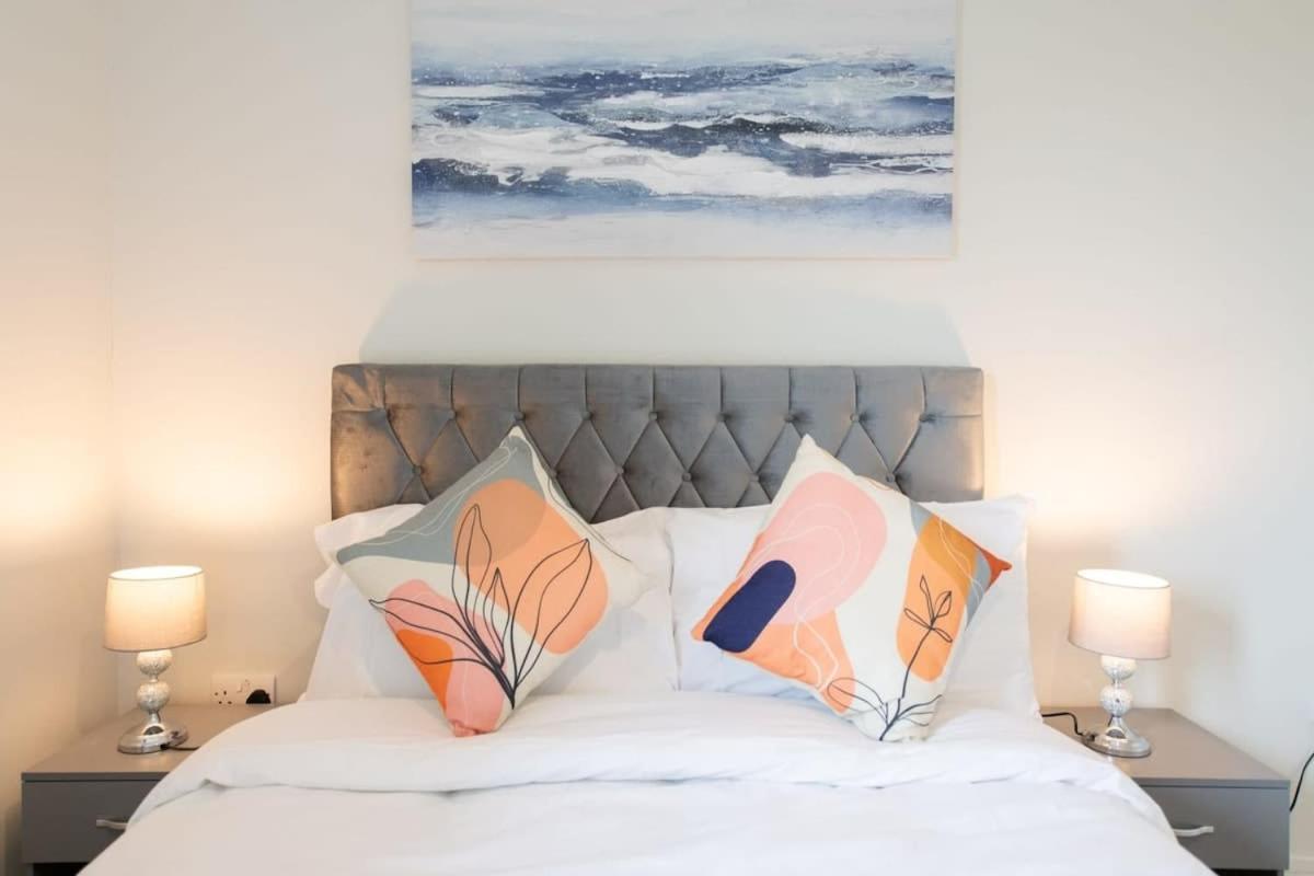 Fantastic 1 Bed Apartment In Crawley Экстерьер фото