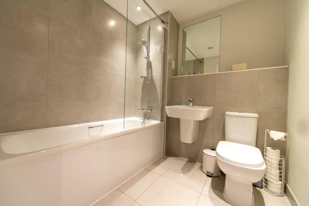 Fantastic 1 Bed Apartment In Crawley Экстерьер фото