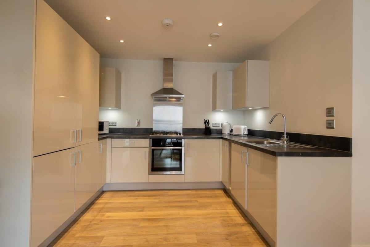 Fantastic 1 Bed Apartment In Crawley Экстерьер фото