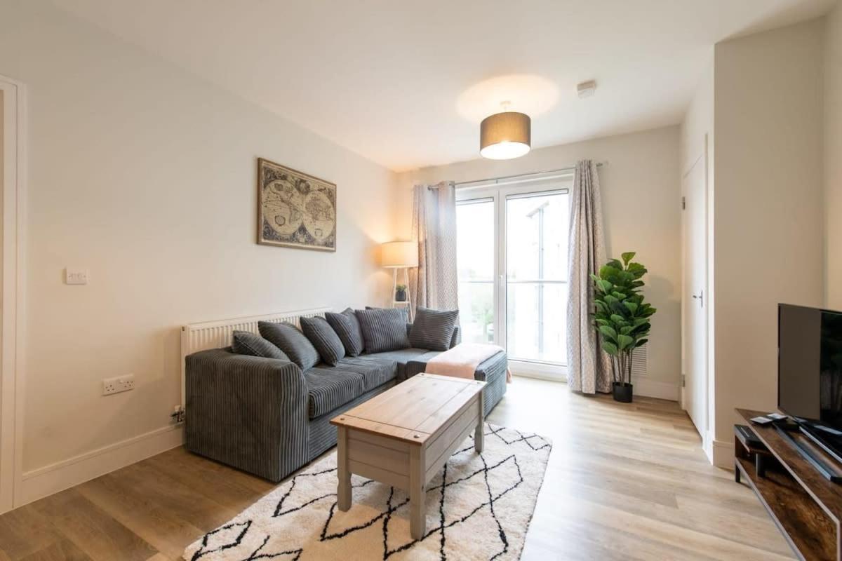 Fantastic 1 Bed Apartment In Crawley Экстерьер фото