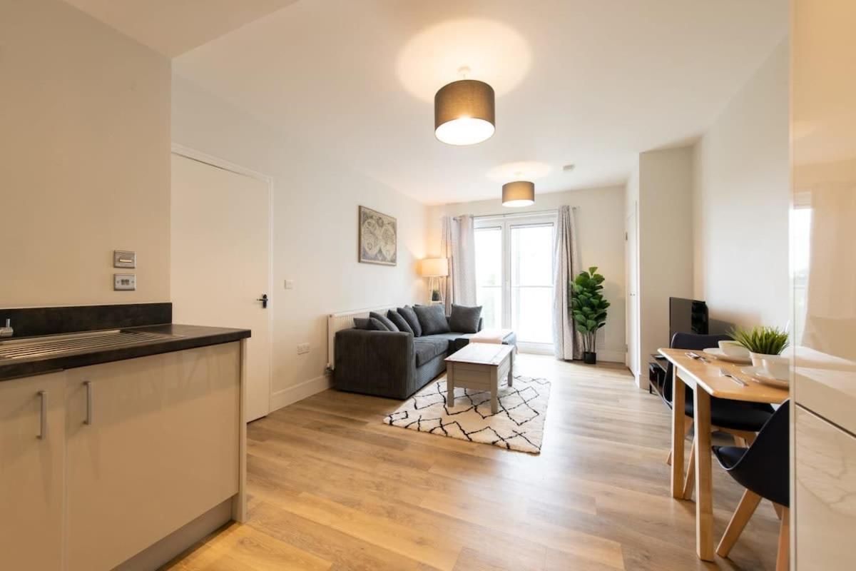 Fantastic 1 Bed Apartment In Crawley Экстерьер фото