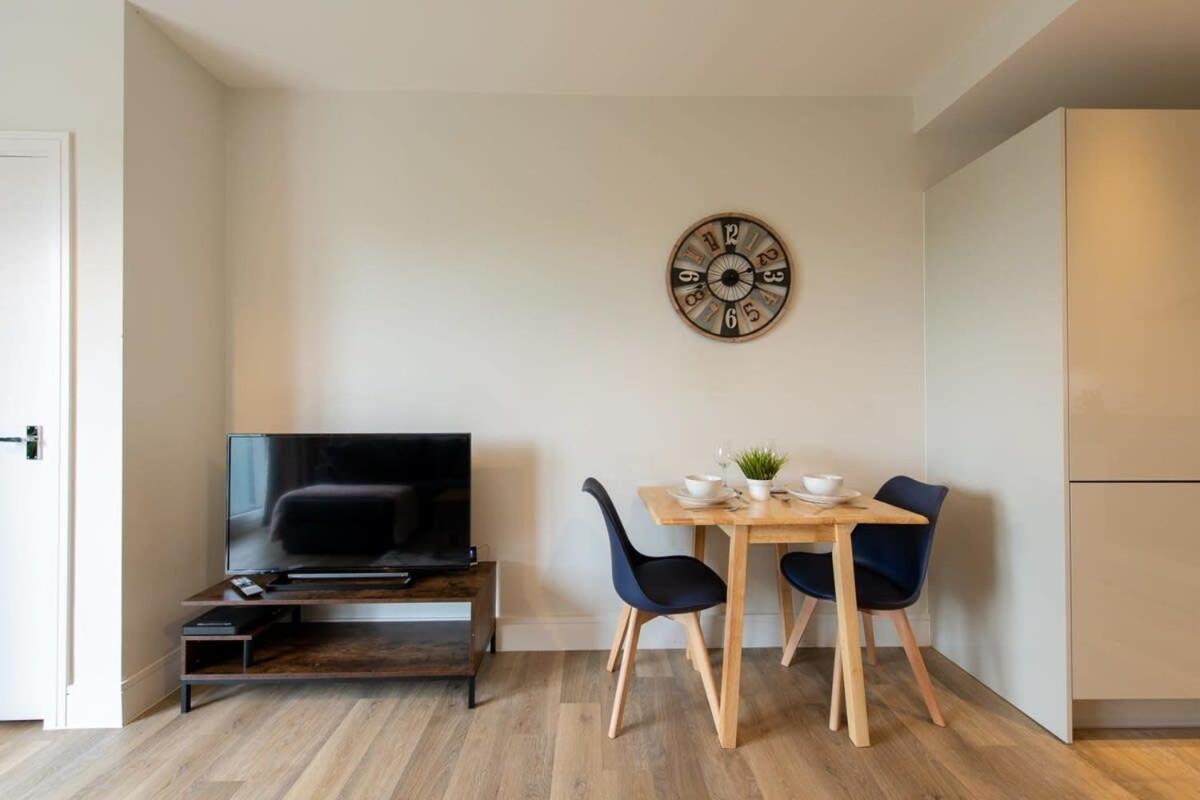 Fantastic 1 Bed Apartment In Crawley Экстерьер фото