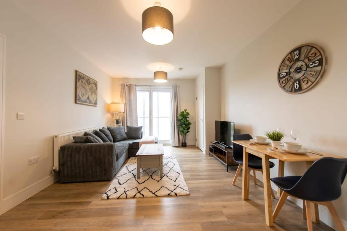 Fantastic 1 Bed Apartment In Crawley Экстерьер фото