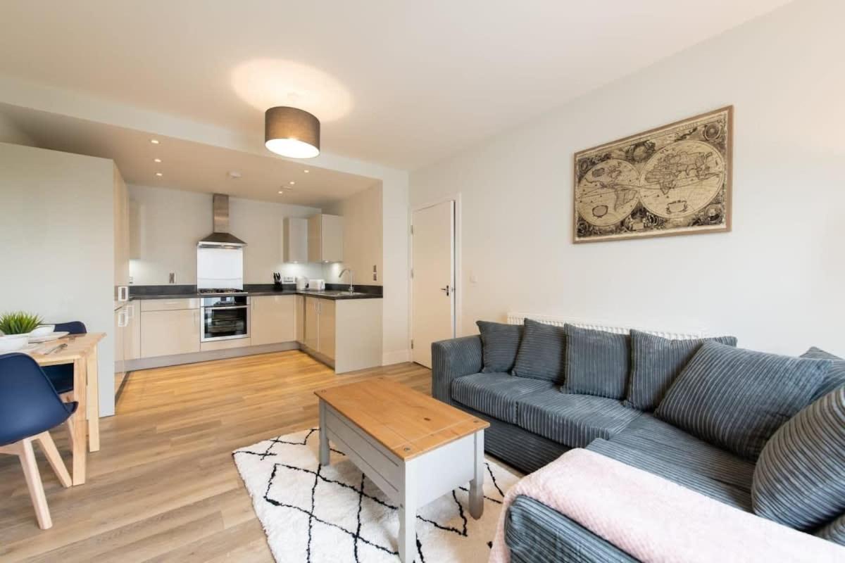 Fantastic 1 Bed Apartment In Crawley Экстерьер фото