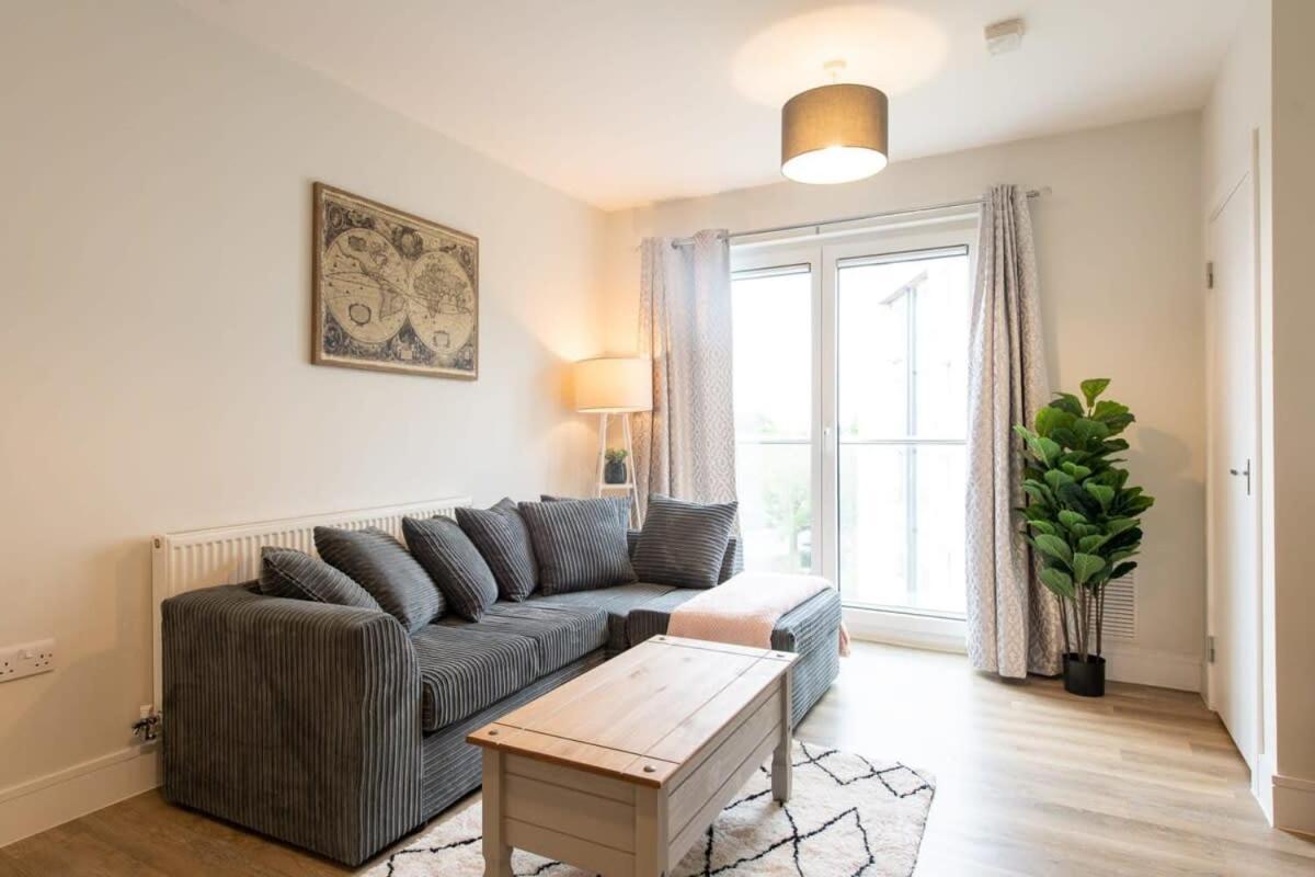 Fantastic 1 Bed Apartment In Crawley Экстерьер фото