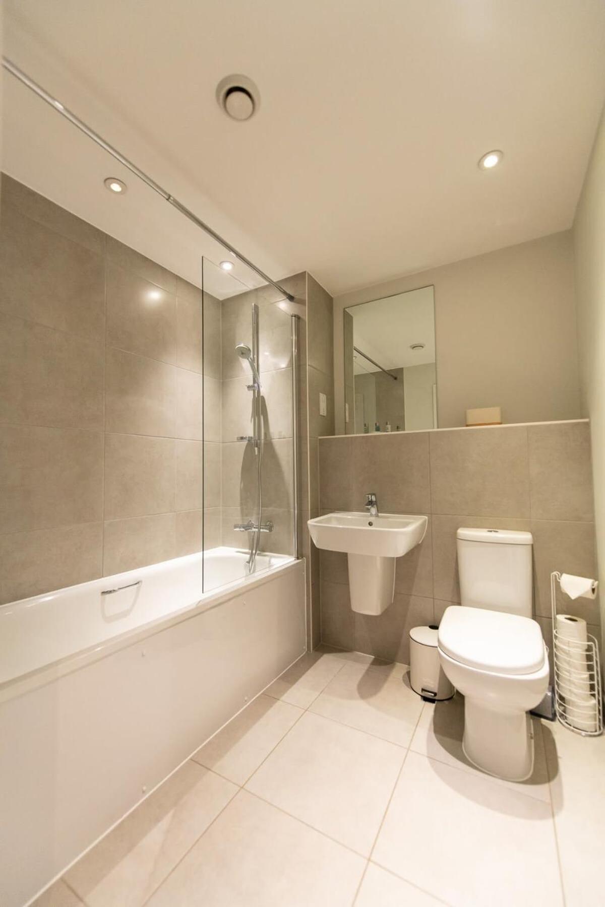 Fantastic 1 Bed Apartment In Crawley Экстерьер фото